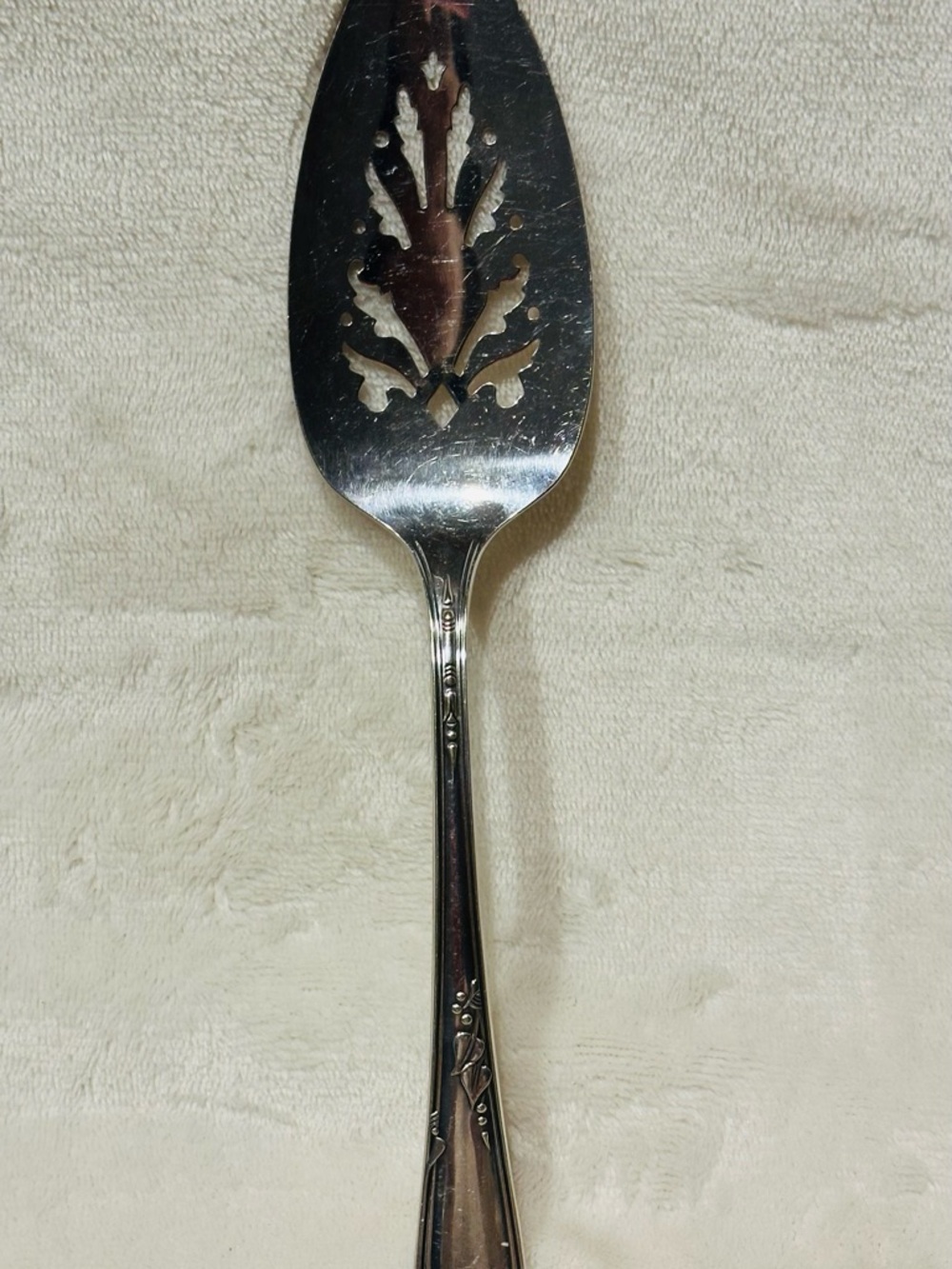 Vintage WM. A Rogers A1 Plus Oneida Ltd. Pierced Silver Plate Cake/Pie Server